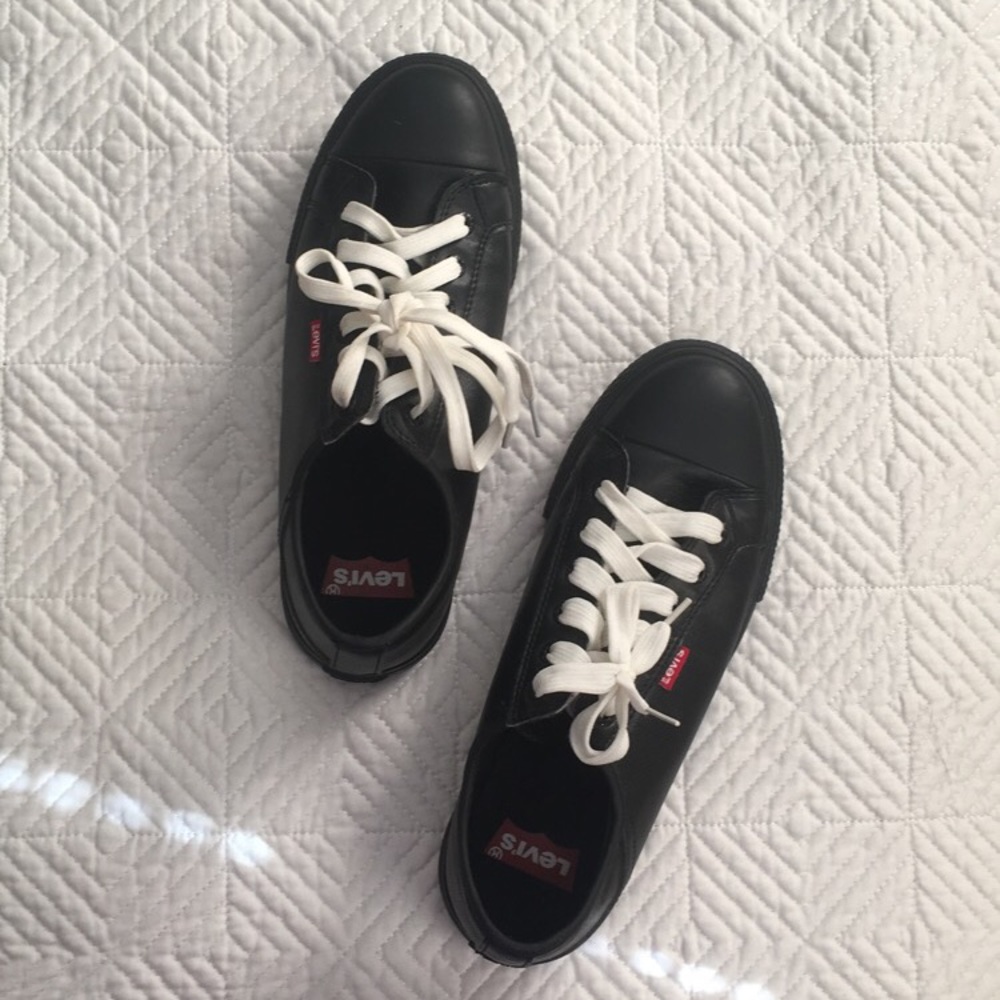 📌Black Levi’s shoes 👟